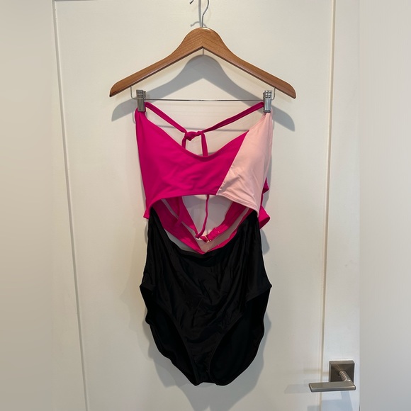 Plus Colorblock Cutout One-Piece Swimsuit 2X - Picture 4 of 10